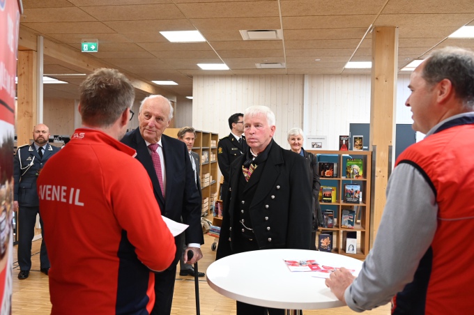 Kongen møtte mange av de frivillige i kommunen. Her i samtale med Svene IL. Foto: Sven Gj. Gjeruldsen, Det kongelige hoff 